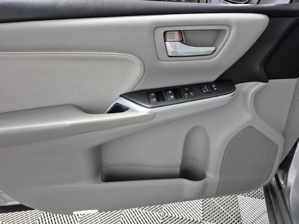 Used 2015 Toyota Camry XLE w/ Moonroof Package FWD image 15