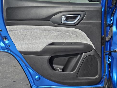 Used 2025 Jeep Compass Latitude image 25