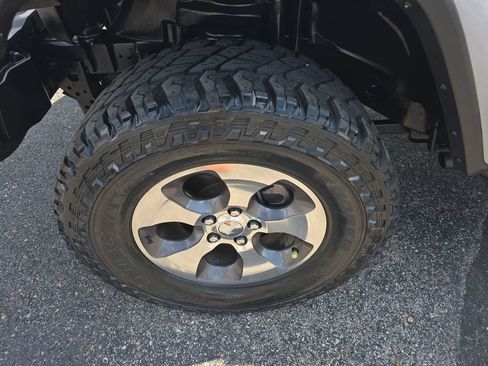 Used 2020 Jeep Gladiator Overland AWD/4WD image 11