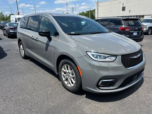 Used 2025 Chrysler Pacifica Select FWD image 2