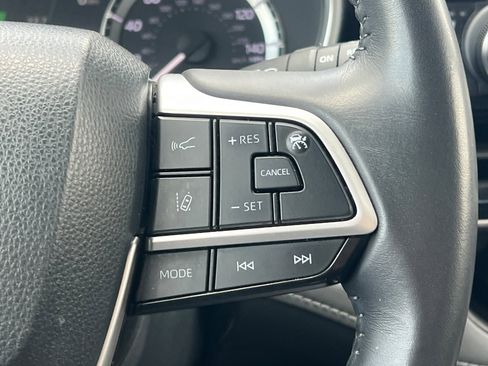 Used 2024 Toyota Highlander XLE image 37