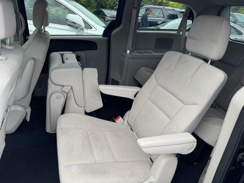 Used 2019 Dodge Grand Caravan SE w/ UConnect Hands-Free Group image 8