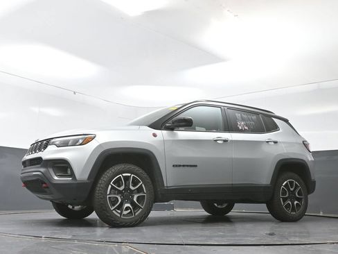 Used 2025 Jeep Compass Trailhawk AWD/4WD image 29