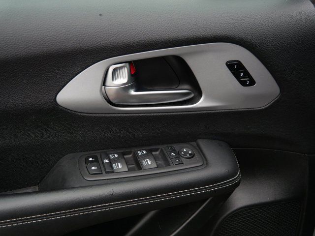 Used 2025 Chrysler Pacifica Limited FWD image 16