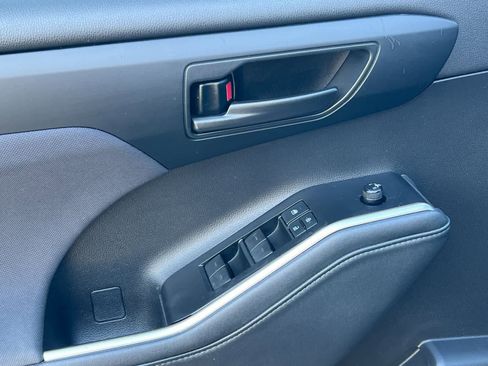 Used 2021 Toyota Highlander L FWD image 13