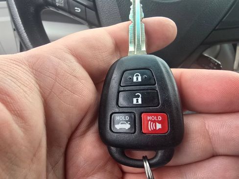 Used 2015 Toyota Camry LE FWD image 19