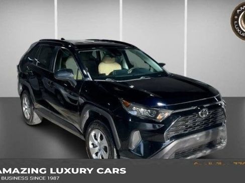 Used 2021 Toyota RAV4 LE image 1