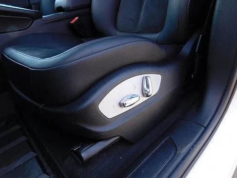 Used 2018 Porsche Macan w/ Driver Memory Package image 15