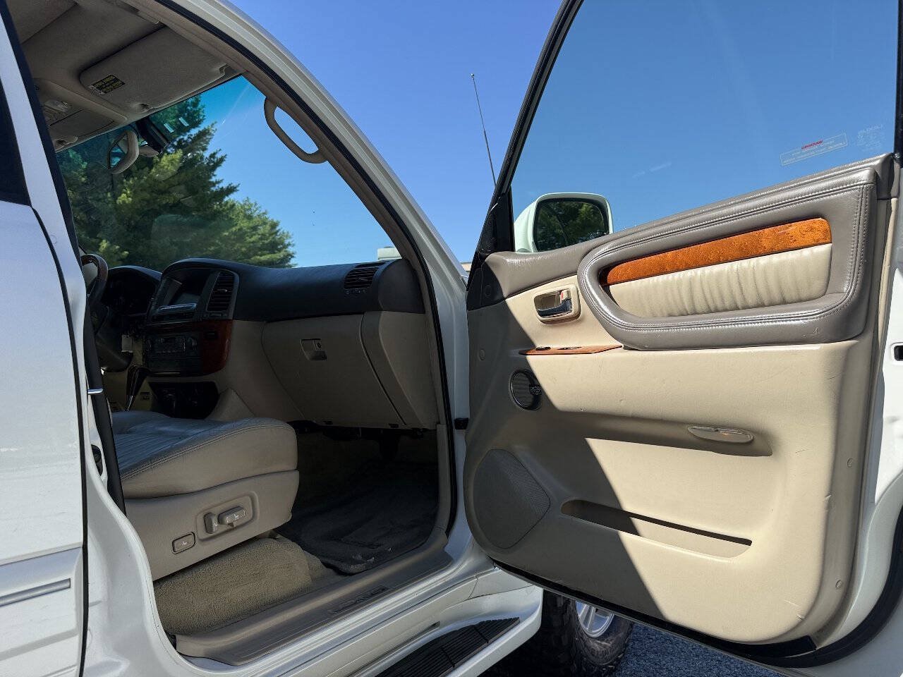Used 2005 Lexus LX 470 4WD w/ Preferred Accessory Pkg image 56