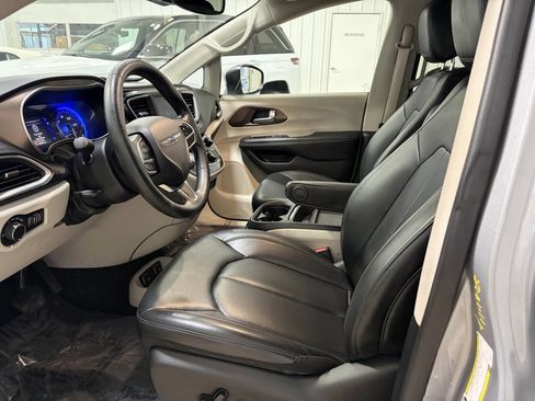 Used 2021 Chrysler Voyager Lxi image 8