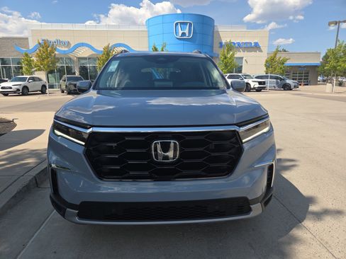 New 2025 Honda Pilot Touring image 2