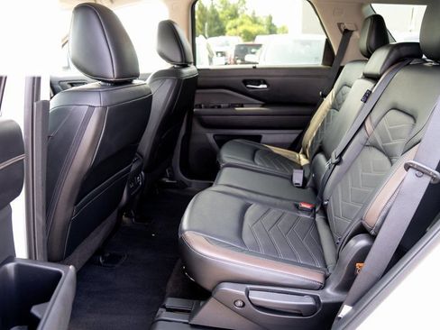 Used 2023 Nissan Pathfinder Platinum w/ Cargo Package AWD/4WD image 17