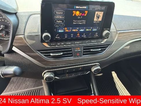 Used 2024 Nissan Altima 2.5 SV FWD image 15