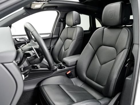 Certified 2026 Porsche Macan AWD/4WD image 5