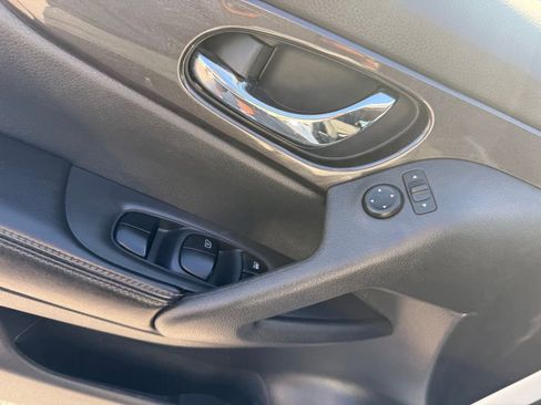 Used 2019 Nissan Rogue S w/ Special Edition Package FWD image 7