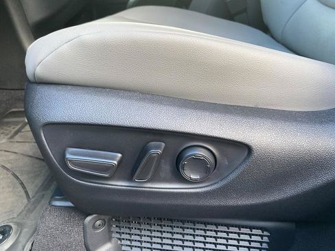 Used 2025 Toyota Sienna XLE FWD image 25