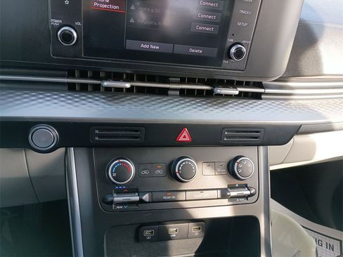 Used 2022 Kia Carnival LX image 25