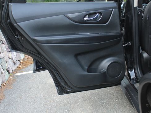 Used 2017 Nissan Rogue SV AWD/4WD image 14