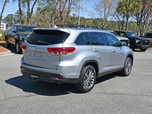 Used 2019 Toyota Highlander XLE image 4