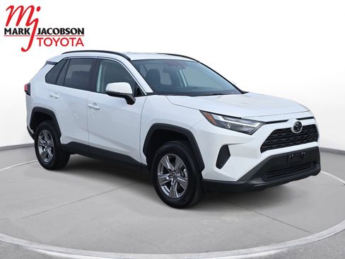 Used 2025 Toyota RAV4 XLE image 5