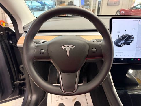 Used 2020 Tesla Model Y Long Range image 9