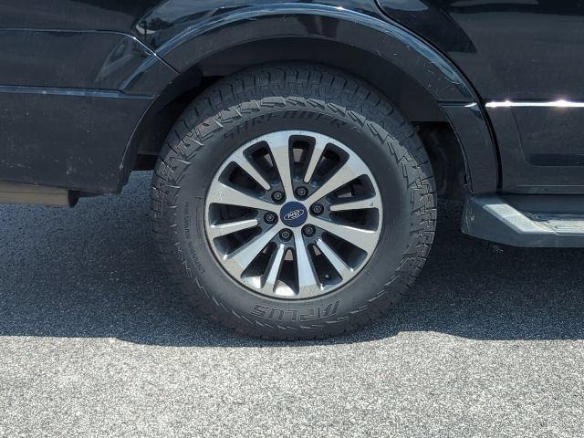 Used 2017 Ford Expedition XLT w/ Equipment Group 202A AWD/4WD image 19