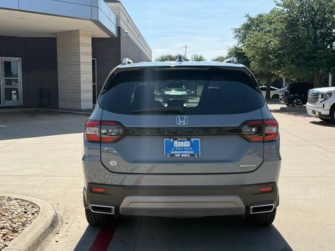 Used 2024 Honda Pilot Touring image 4