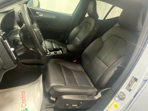 Used 2025 Volvo XC40 B5 Plus image 11