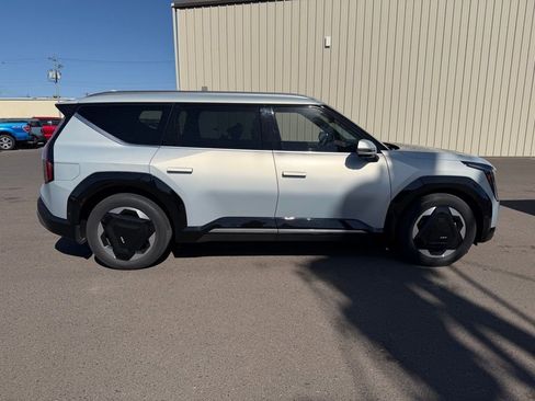 Used 2024 Kia EV9 Land AWD/4WD image 2