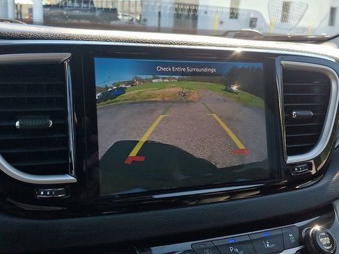 Used 2023 Chrysler Pacifica Touring-L FWD image 19