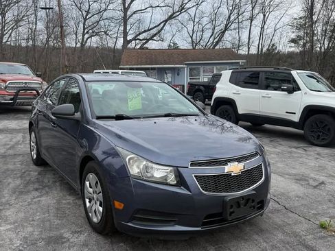 Used 2013 Chevrolet Cruze LS image 2
