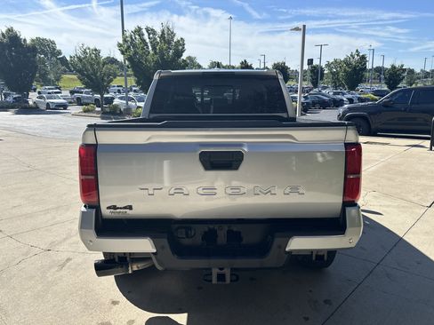 Certified 2025 Toyota Tacoma TRD Off-Road AWD/4WD image 8