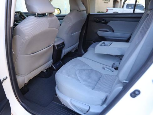Used 2022 Toyota Highlander L image 44