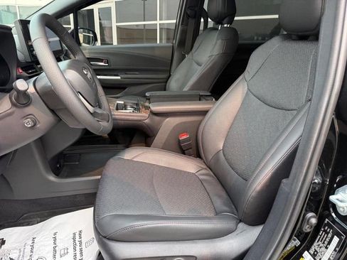 Used 2026 Toyota Sienna Limited AWD/4WD image 17