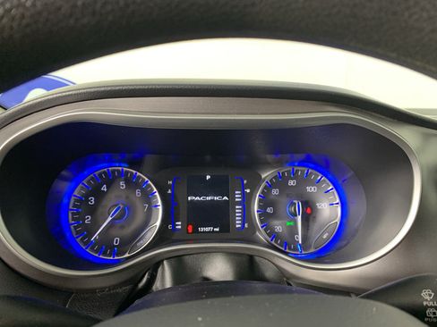 Used 2020 Chrysler Pacifica Touring w/ Tire & Wheel Group FWD image 21