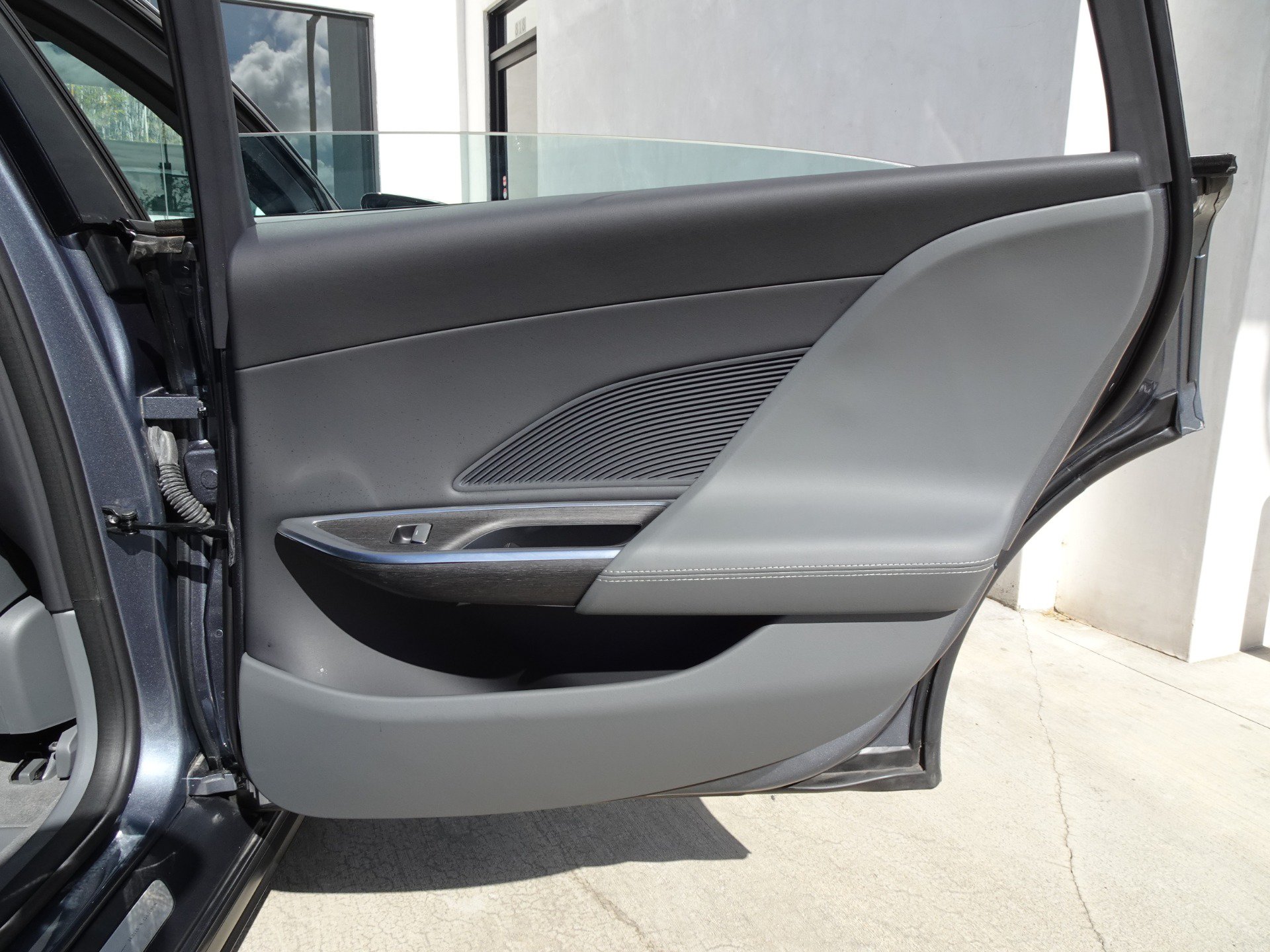 Used 2025 Lucid Air Touring AWD/4WD image 16