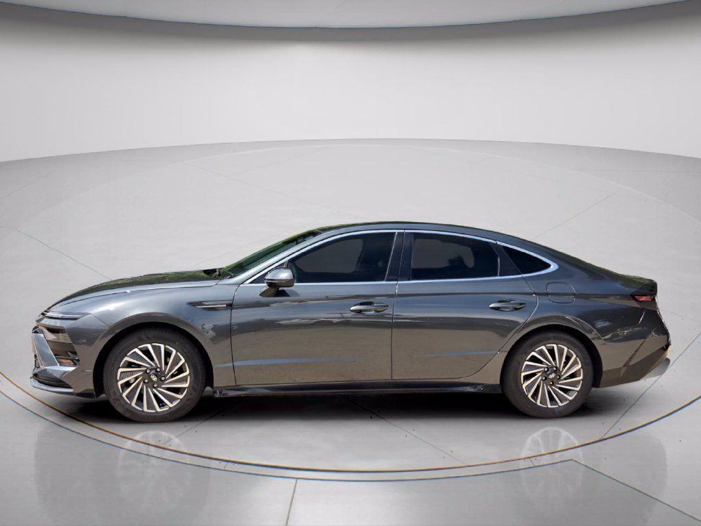 Used 2025 Hyundai Sonata SEL FWD image 3