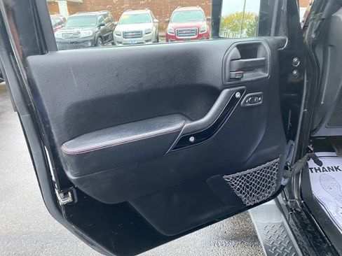 Used 2012 Jeep Wrangler Unlimited Sahara image 19