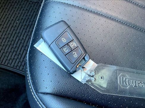 Used 2024 Volkswagen Tiguan SE R-Line image 36