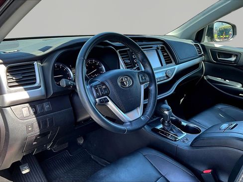 Used 2019 Toyota Highlander XLE AWD/4WD image 17