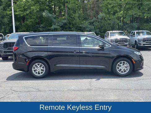 Certified 2023 Chrysler Pacifica Touring-L FWD image 10