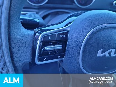 Used 2023 Kia Carnival LX image 13