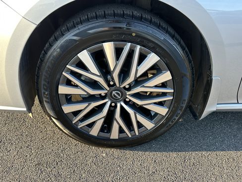 Used 2024 Nissan Altima 2.5 SV image 12