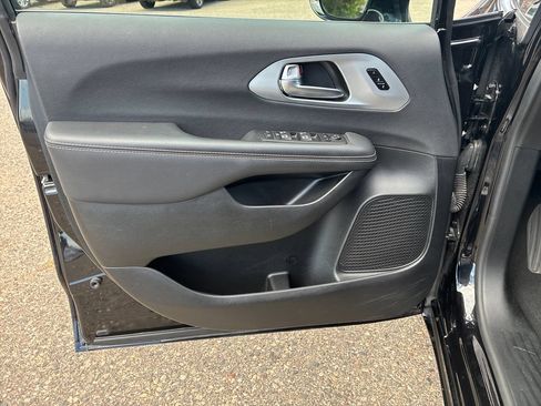 Used 2026 Chrysler Pacifica Limited FWD image 10