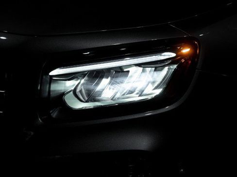 New 2025 Mercedes-Benz GLB 250 image 8