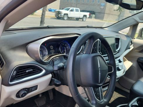 Used 2024 Chrysler Pacifica Touring-L FWD image 11