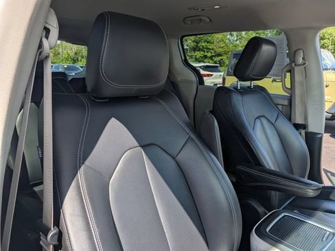 Used 2024 Chrysler Pacifica Limited FWD image 14