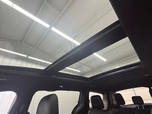 Used 2026 Chrysler Pacifica Limited FWD image 31