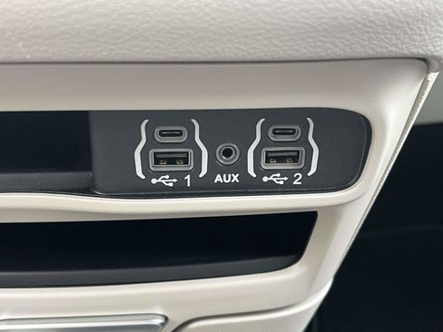 Used 2023 Chrysler Pacifica Touring-L FWD image 33
