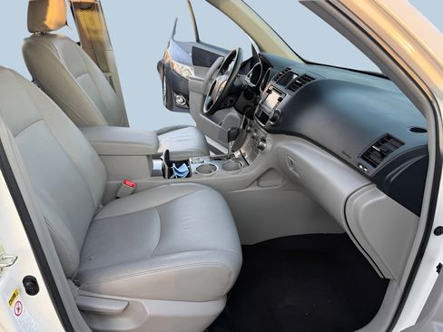 Used 2013 Toyota Highlander Plus FWD image 8